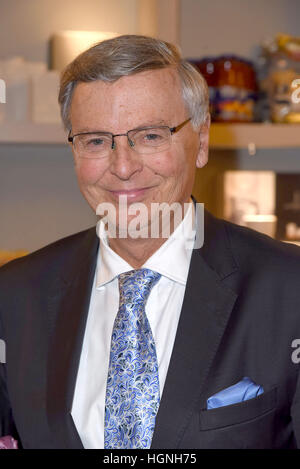 Literatur-Vortrag und Lesung mit Wolfgang Bosbach, sein neueste Buch zu fördern "Zudem - Wie Politik Tatsaechlich ist - Und Wie Sie Sein Sollte" im Boutique-Hotel i31 in Mitte.  Mitwirkende: Wolfgang Bosbach Where: Berlin, Deutschland bei: 11. Dezember 2016 Stockfoto