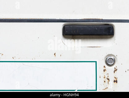 Schwarze alte Griff mit der white-Label des rostigen van für den Einsatz am Flughafen. Stockfoto