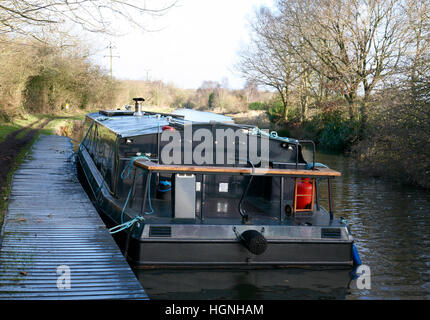 Ein großes Kanalboot auf dem Leeds Liverpool Canal in der Nähe von Wigan, Lancashire, England Stockfoto