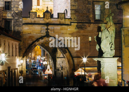 Prag, Tschechische Republik - 8. Oktober 2014: Nacht-Ansicht des Erlösers und Heiligen Cosmas und Damian Statue auf der Karlsbrücke in Prag, Tschechien. Stockfoto