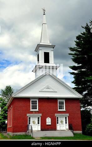 Harrisville, New Hampshire - 12. Juli 2013: The Community Church in einfache Ziegel und Holz-Stil mit einem einfachen Turm gebaut Stockfoto