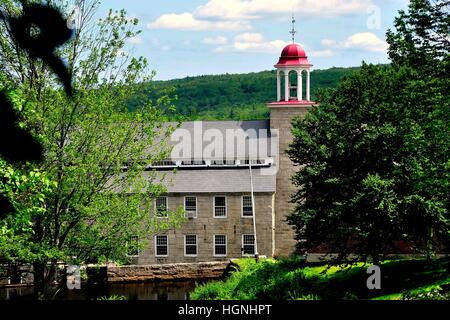 Harrisville, New Hampshire - Juli 12, 2013:1859 Mühle Nummer zwei mit dem markanten Glockenturm eingebettet in grünen Hügeln des Dorfes Stockfoto