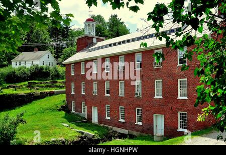 Harrisville, New Hampshire - Juli 12, 2013:1848 Mühle Nummer eins in Backstein mit einer offenen Kuppel gebaut Glockenturm Stockfoto