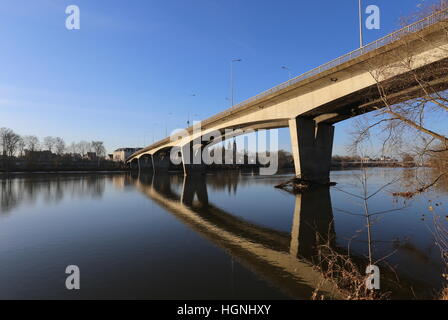 Mirabeau Brücke und Touren-Kathedrale mit Fluss Loire Tours France Dezember 2016 Stockfoto