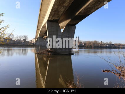 Mirabeau Brücke und Touren-Kathedrale mit Fluss Loire Tours France Dezember 2016 Stockfoto