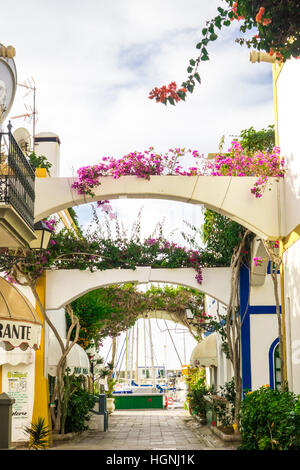 Eine typische Straße mit Bougainvillea-Blüten in Puerto de Mogan, Gran Canaria. Stockfoto
