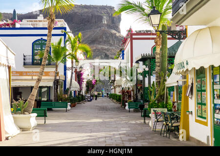 Eine typische Straße von Puerto de Mogan, Gran Canaria. Stockfoto