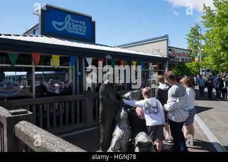 Ivars ist ein Meeresfrüchte-Restaurant und beliebter Treffpunkt an der Waterfront Seattle. Stockfoto