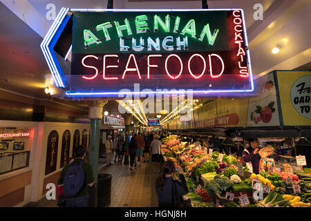 Pike Place Market in Seattle, Washington, ist ein Markt unter freiem Himmel mit einer Vielzahl von Anbietern. Der Markt ist einer der ältesten in den Vereinigten Staaten Stockfoto
