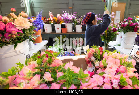 Pike Place Market in Seattle, Washington, ist ein Markt unter freiem Himmel mit einer Vielzahl von Anbietern. Der Markt ist einer der ältesten in den Vereinigten Staaten Stockfoto