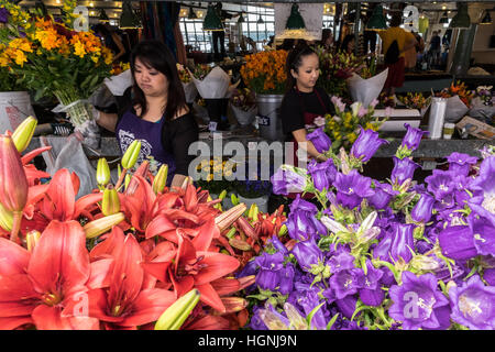 Pike Place Market in Seattle, Washington, ist ein Markt unter freiem Himmel mit einer Vielzahl von Anbietern. Der Markt ist einer der ältesten in den Vereinigten Staaten Stockfoto