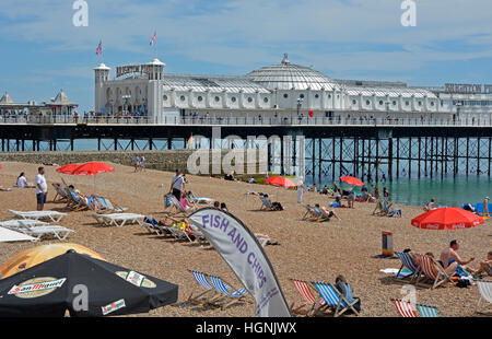 Direkt am Meer und Kiesstrand Strand von Brighton in East Sussex, England. Mit Steg und Menschen am Strand Stockfoto