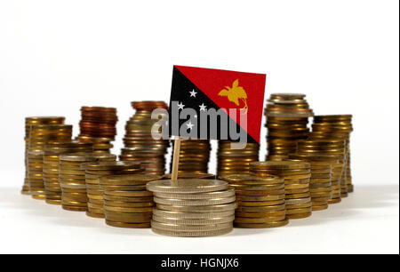 Papua-Neu-Guinea Fähnchen mit Stapel von Geld Münzen Stockfoto