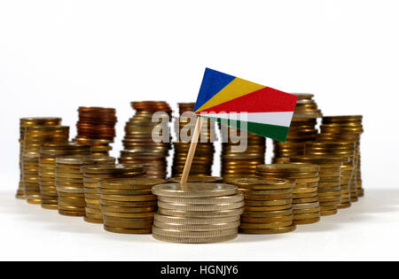 Seychellen-Fähnchen mit Stapel von Geld Münzen Stockfoto