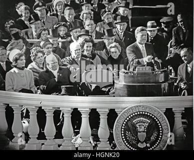 US-Präsident John F. Kennedy liefert seine Antrittsrede nachdem er geschworen-in als 35. Präsident der Vereinigten Staaten auf die Ostfassade des Kapitols in Washington, D.C. auf Freitag, 20. Januar 1961. First Lady Jacqueline Kennedy, fo Stockfoto