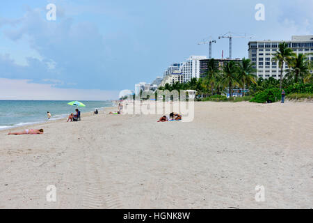 Suche entlang Fort Lauderdale Beach, Florida, USA mit Hotel Conrad (Trumpf) und andere im Hintergrund Stockfoto