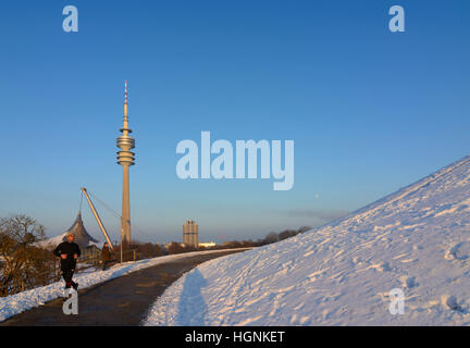 München, München: Olympiapark (Olympiapark), Olympiaturm (Olympiaturm), Mann Joggen, Oberbayern, Oberbayern, Bayern, Bayern, Deutschland Stockfoto