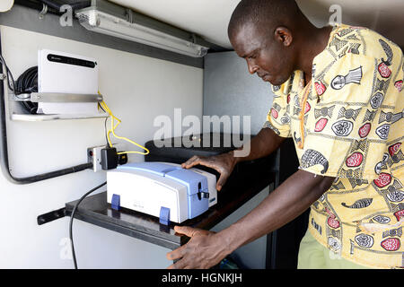Kenia, Grafschaft Bungoma, Mabanga, landwirtschaftliche Ausbildungsinstitut, mobile Boden-Testlabor, Boden Probe Scanner / KENIA, Landwirtschaftliches Traningszentrum, Handys Bodentest Und Analyse-Labor, Scanner Fuer Bodenproben Stockfoto