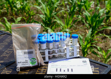 Kenia, Grafschaft Bungoma, Mabanga, landwirtschaftliche Ausbildung Institut, mobile Boden Testing Lab, der Boden, der Kit, Bodenproben/KENIA, landwirtschaftliches Traningszentrum, mobiles Bodentest und Analysieren, Bodenprobe Stockfoto