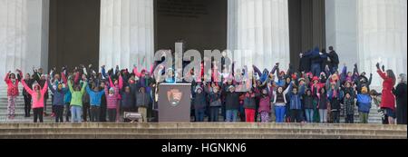 Grundschüler am Ende ihre Erwägung der Rede "I Have a Dream" von den Stufen des Lincoln Memorial. Stockfoto