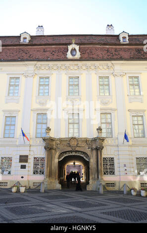 Die schönen alten Palast, das jetzt das Brukenthal National Museum, Piata Mare in Sibiu, Siebenbürgen, Rumänien, Osteuropa Stockfoto