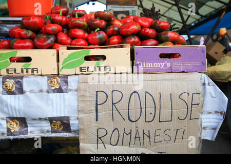 Frisch, lokal produziert rote Paprika auf Obst und Gemüse Markt in Siebenbürgen, Rumänien, Osteuropa Stockfoto