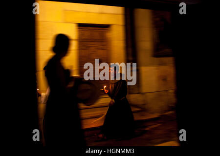 Jerusalem, Israel - 18. Juli 2014: Franziskanermönch R in Kirche des Heiligen Grabes während Via Dolorosa Präzession. Stockfoto