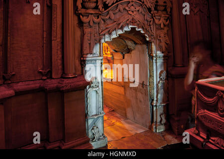 Jerusalem, Israel - 26. Juli 2014: Ein Eingang in die Kapelle mit einem Grab von Jesus von Nazareth in der Kirche des Heiligen Grabes. Stockfoto