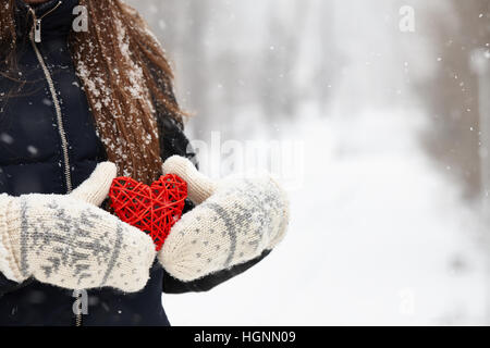 Rattan Rot Herz in Händen Stockfoto