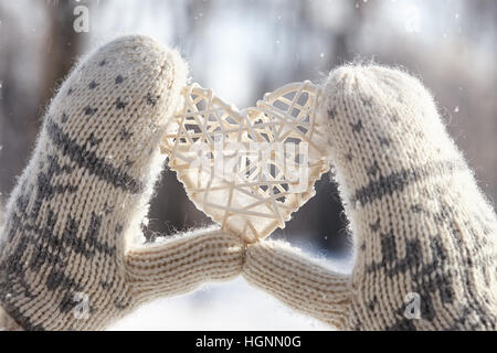 Rattan Rot Herz in Händen Stockfoto