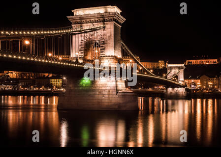 Kettenbrücke Budapest, Ungarn bei Nacht Stockfoto