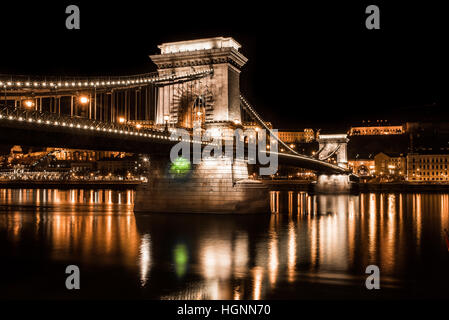 Kettenbrücke Budapest, Ungarn bei Nacht Stockfoto