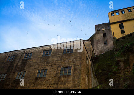 Industrie- und verlassene Gebäude in Villa Nova de Gaia, Porto, Portugal. Stockfoto