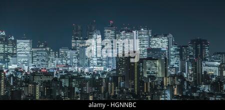 Szene, Wolkenkratzer von Shinjuku, Nachtansicht von Bunkyo-Ku, Tokyo, Japan Stockfoto