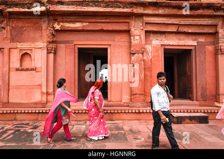 Einheimische Touristen Jahangir Palace in Agra Fort. Stockfoto