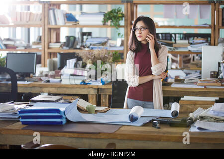Architektin reden über Handy im Büro Stockfoto