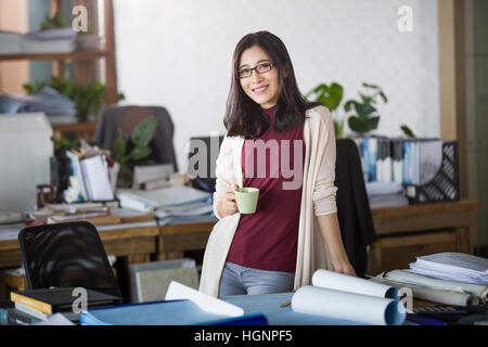 Architektin im Büro entspannend Stockfoto