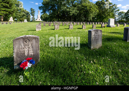 Antietam Staatsangehörig-Kirchhof, Sharpsburg, Maryland.  Gräber von Veteranen des zweiten Weltkriegs.  Soldat-Denkmal im Hintergrund. Stockfoto