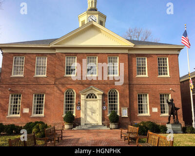 Easton, Maryland.  Talbot County Court House.  Statue von Frederick Douglass auf rechten Seite. Stockfoto