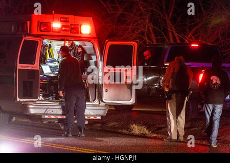 Die Szene von einem Unfall auf einer Landstraße in der Nähe von Modesto California, wo nach schweren Regenfällen. chend auf der Straße gemacht für Gefahr Stockfoto