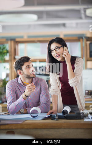 Architektin reden über Handy im Büro Stockfoto