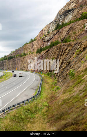 Seitwärtslaufen Hill, Maryland, Autobahn 68 zeigen geologische Schichten, Antiklinale und Syncline Formationen. Stockfoto