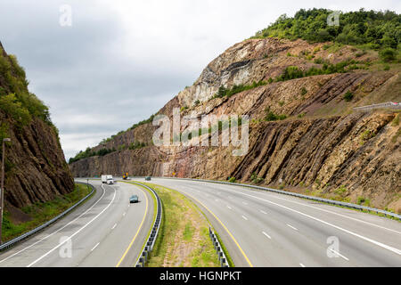 Seitwärtslaufen Hill, Maryland, Autobahn 68 zeigen geologische Schichten, Antiklinale und Syncline Formationen. Stockfoto