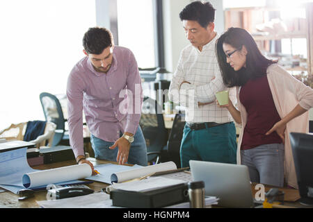 Architekten arbeiten im Büro Stockfoto