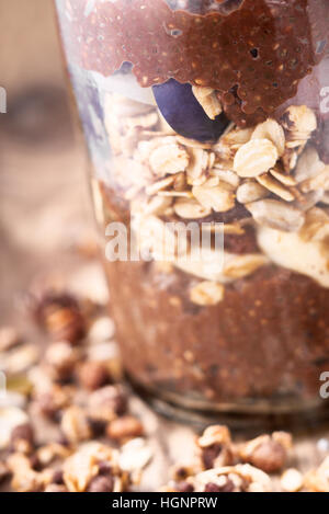Schokolade Chia Pudding mit Haferflocken in das Glasgefäß Stockfoto
