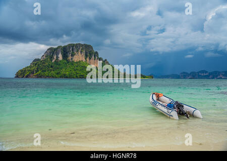 Motorschiff Parkplatz am Strand mit Himmel Sturm über dem Meer Stockfoto