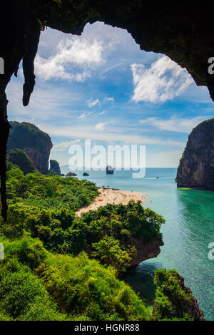 hohen Blick auf Ao Nang Strand von Höhle auf dem Berg Stockfoto