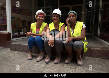 Porträt der glückliche junge kubanische Frauen Lächeln in die Kamera, Beschäftigte im Baustelle, Arbeiter in der Industrie. Havanna, Kuba Stockfoto