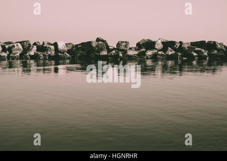 Horizontale schwere Blöcke Barriere gegen Strand Erosion im Adriatischen Meer. Casalborsetti-Ravenna Italien. Stockfoto