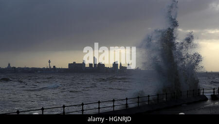 Wellen über die Promenade in New Brighton in Wirral. Stockfoto